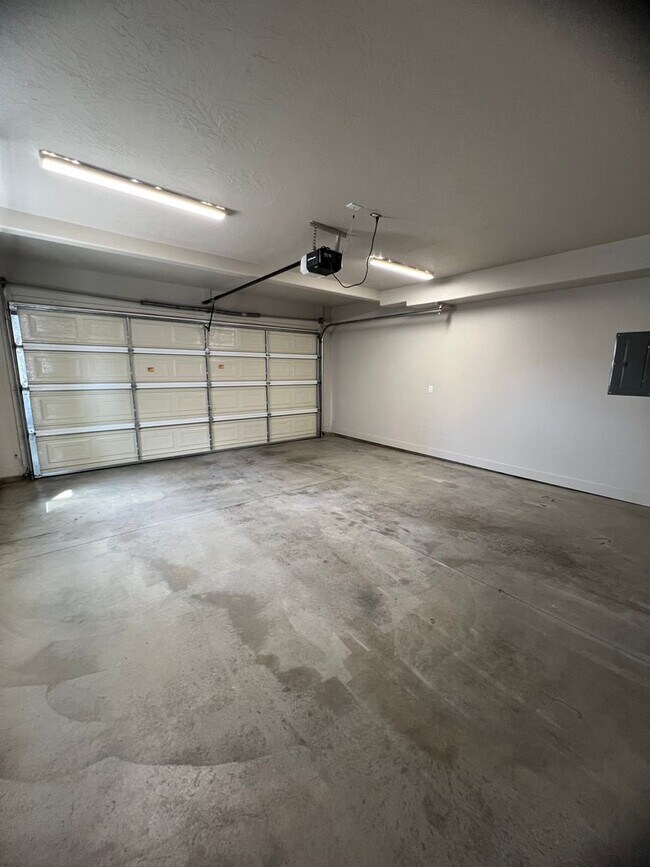 Building Photo - 2656 N Clark Pkwy