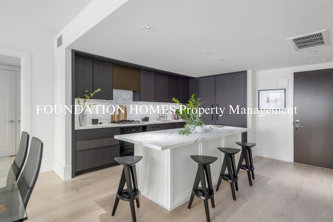 Building Photo - Luxury 2BD/2BA Condo at Union House!  Panoramic Views!  Doorman!  A/C!  FOUNDATION HOMES