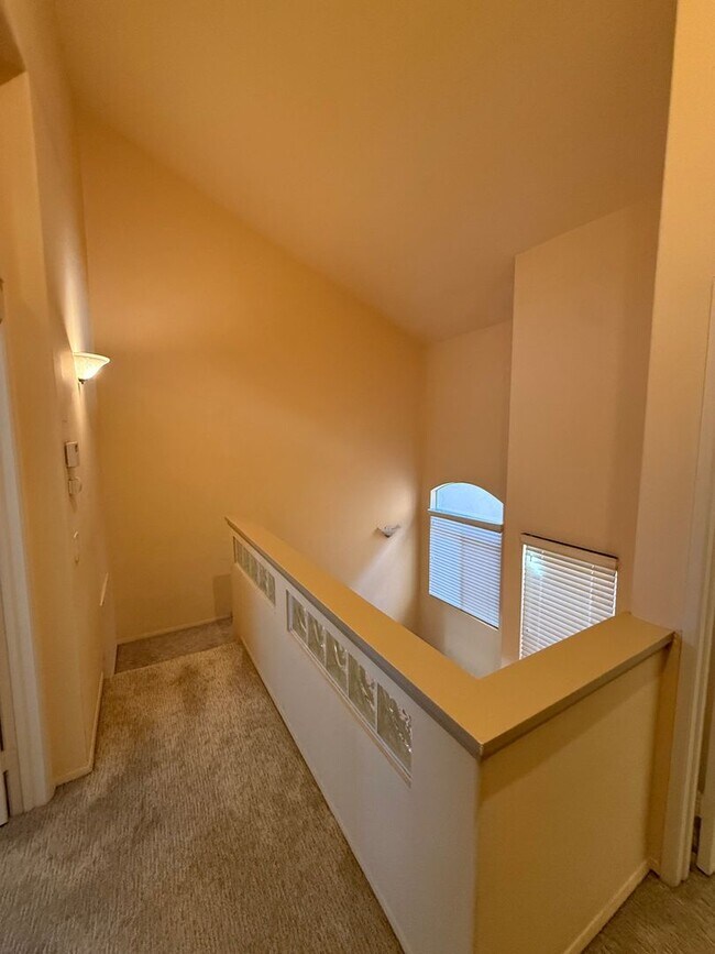 Building Photo - Beautiful 2 Bed, 2.5 Bath Townhome in Desi...