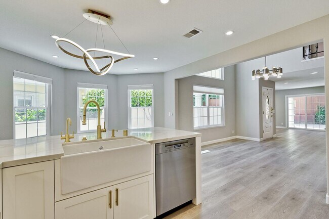 Building Photo - Beautiful and spacious 3 bedroom 2.5 bath ...
