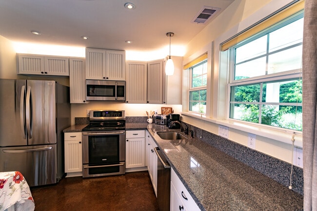 Building Photo - 404 N Meyersville Rd