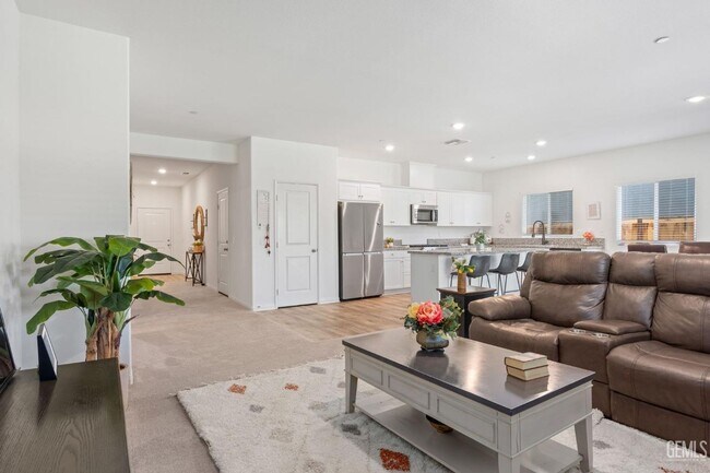 Building Photo - 4 Bed 2 Bath