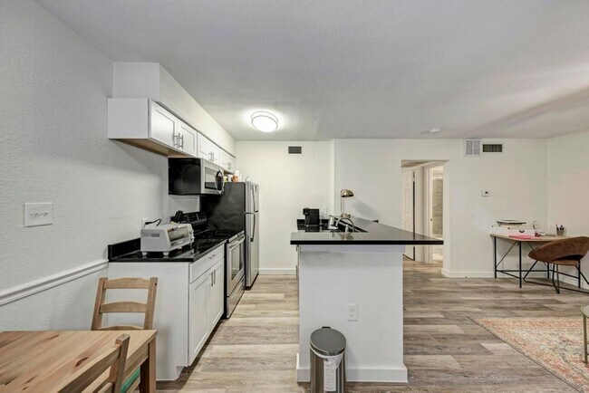 Building Photo - WASHER / DRYER, WOOD FLOORS OPEN LIVING LA...