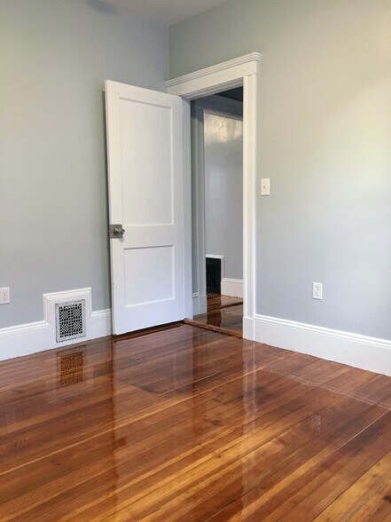 Building Photo - 21 Rill St