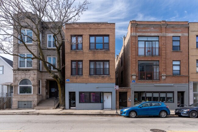 Building Photo - 906 N Damen Ave
