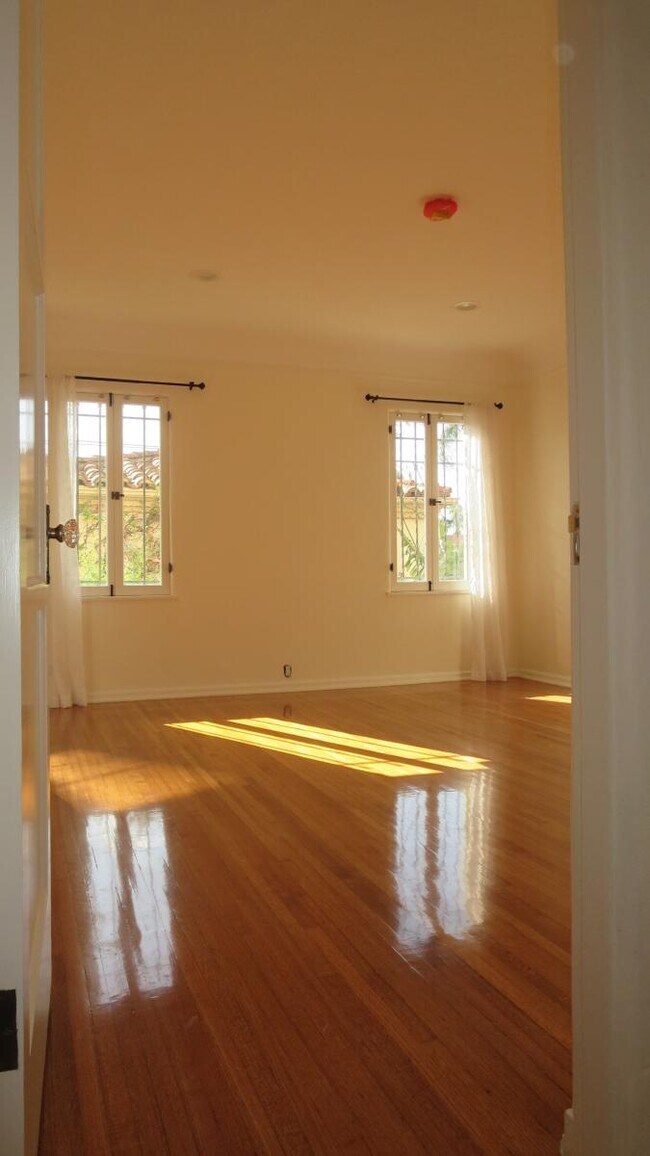 Your Brightly Lit 2nd Bedroom with Garden Backdrop - 1103 S Crescent Heights Blvd