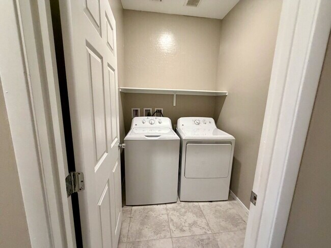 Building Photo - 3 BED 3 BATH 2 CAR GARAGE TOWNHOUSE W/ PRIVATE YARD, LOFT & BEDROOM DOWNSTAIRS IN GATED COMMUNITY...