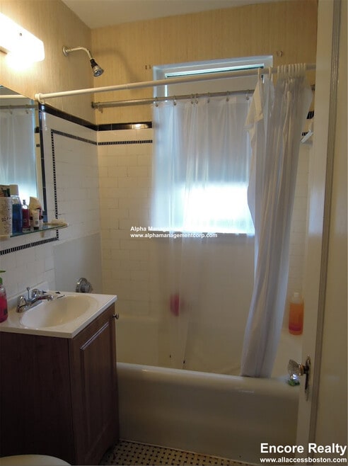 Building Photo - 349 Pleasant St