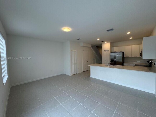 Building Photo - 3 bedroom in Miami FL 33167
