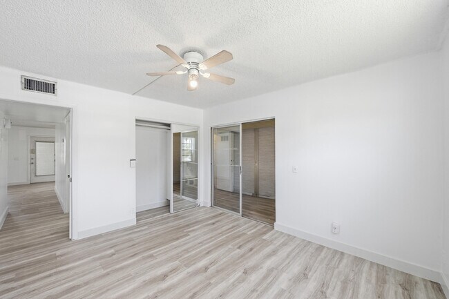 Building Photo - 452 Normandy Ln