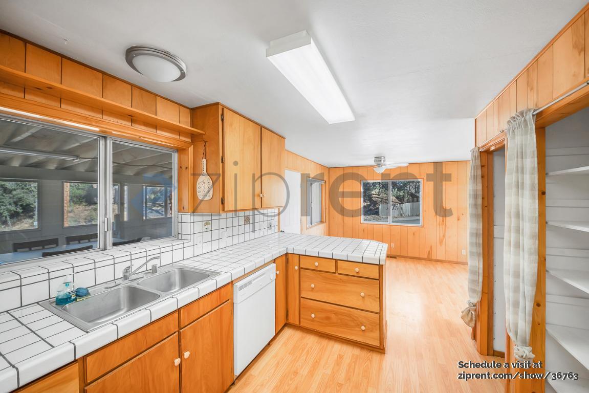 Building Photo - 140 Crable St
