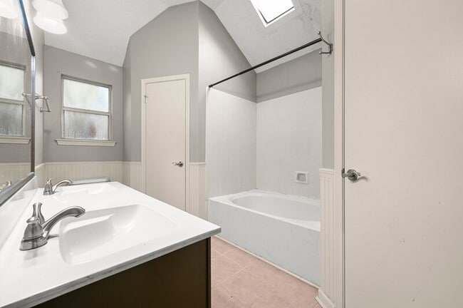 Building Photo - 692 John Henry Dr