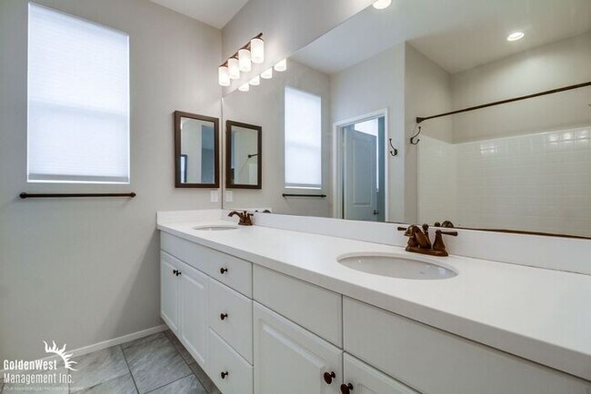 Building Photo - Stunning 3Bdm 2.5Ba Townhome in the Montec...