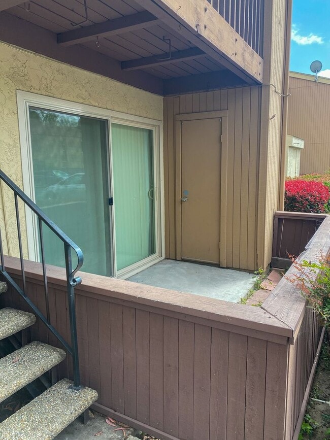 Building Photo - REMODELED 2Bd/1Ba Condo w/ Patio!
