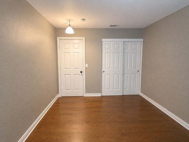 Building Photo - 742 Rambleton Dr