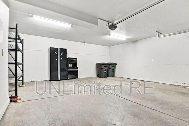 Building Photo - 2520 W Pikes Peak Dr