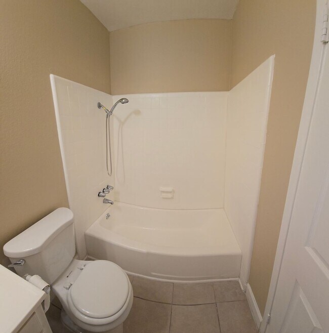Building Photo - Stunning 2 Bed Condo in Highland | 1 Bath ...