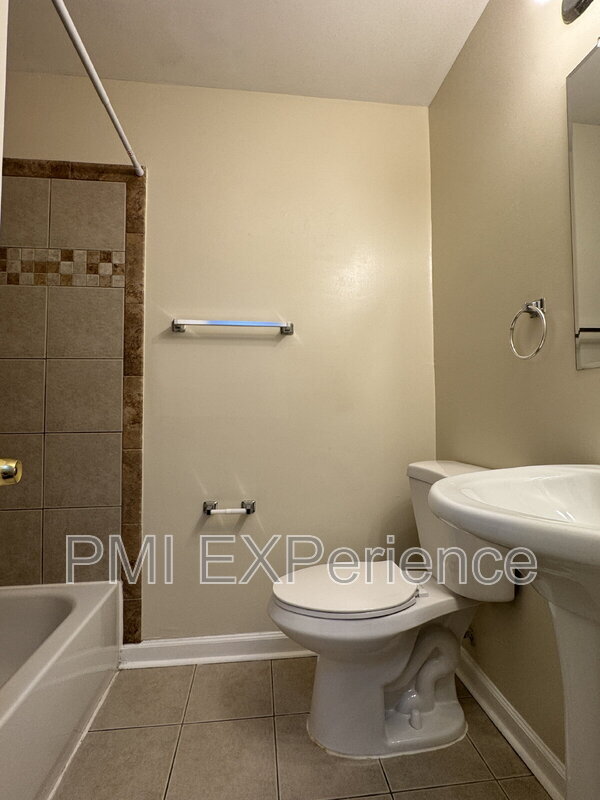 Building Photo - 2067 Chadwick Terrace