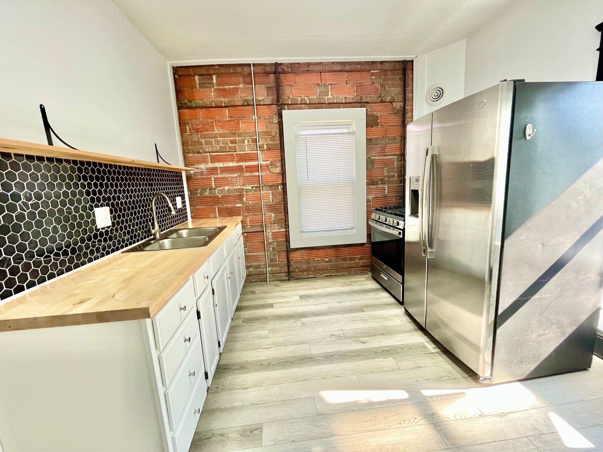 Building Photo - 1331 W 65th St