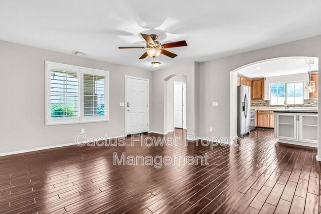 Building Photo - 2544 E Vermont Dr