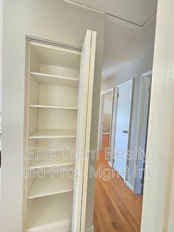 Building Photo - 910 Holly Dr