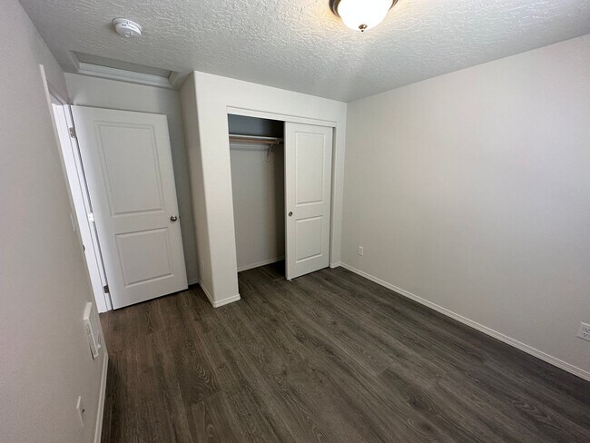 Building Photo - MIDTOWN Newer 2 Bdrm Cottage, 1 bath, Air Conditioning, Laundry Room, Large Patio, Off Street Par...