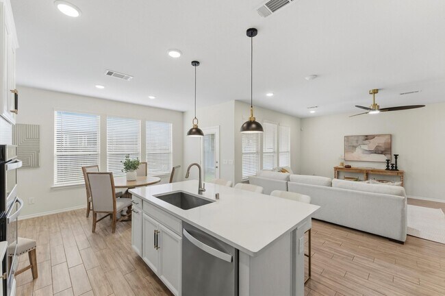 Building Photo - 1822 Calabasas Way