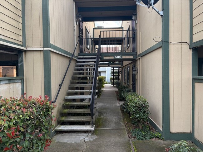 Building Photo - Updated South Natomas Condo