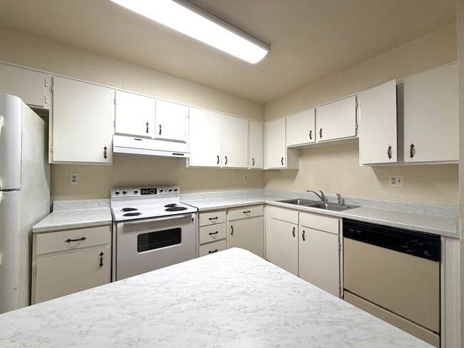 Building Photo - Glendale 3 Bed / 2 Bath Townhome | Two-Story Layout