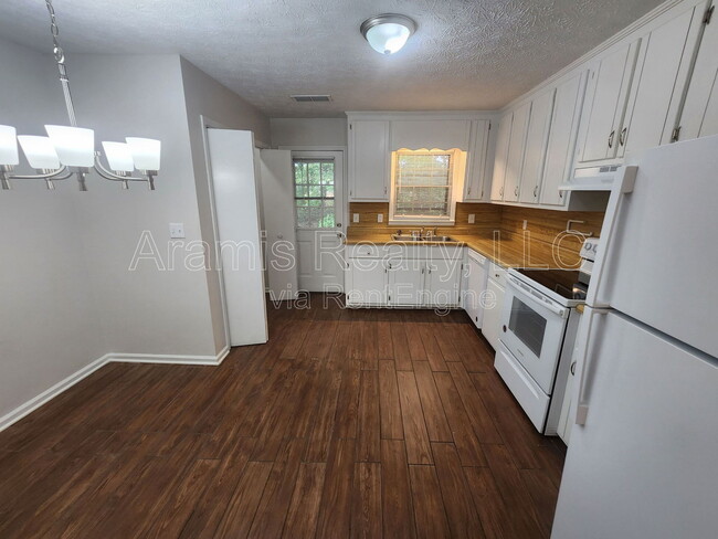 Building Photo - 13 Fredda Ln