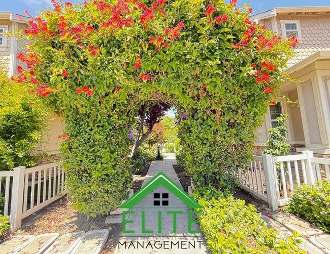 Building Photo - **Spacious and Updated Townhome in Desirab...
