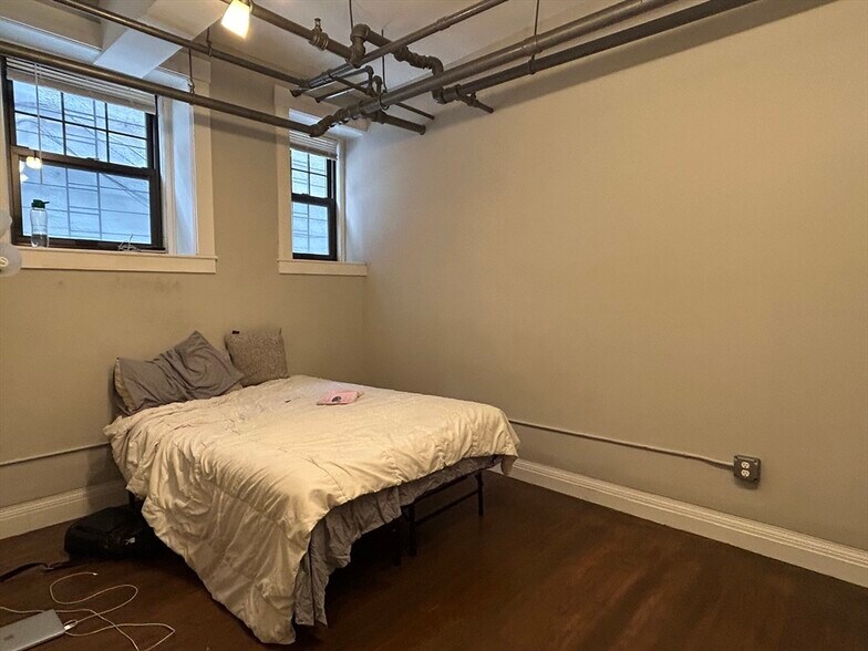 Building Photo - 114 Riverway