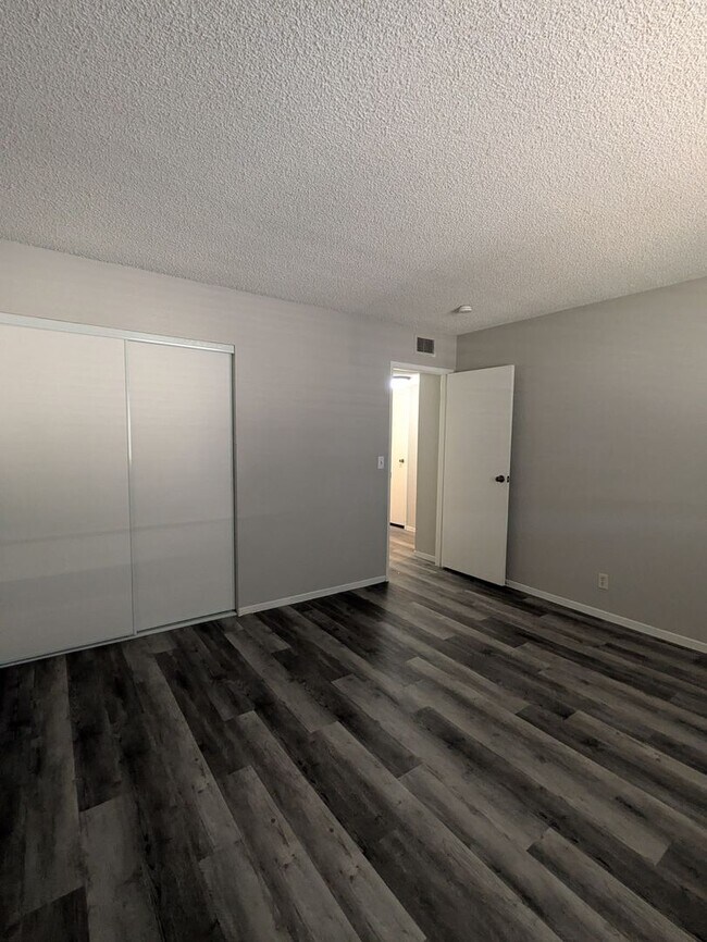Building Photo - REMODELED 2 BEDROOM FOURPLEX UNIT