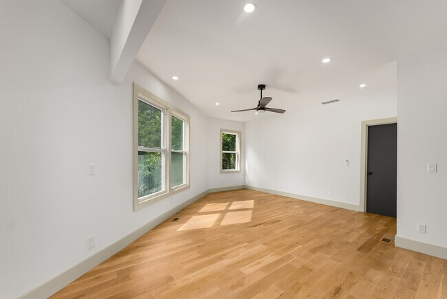 Building Photo - 335 Eureka Dr NE