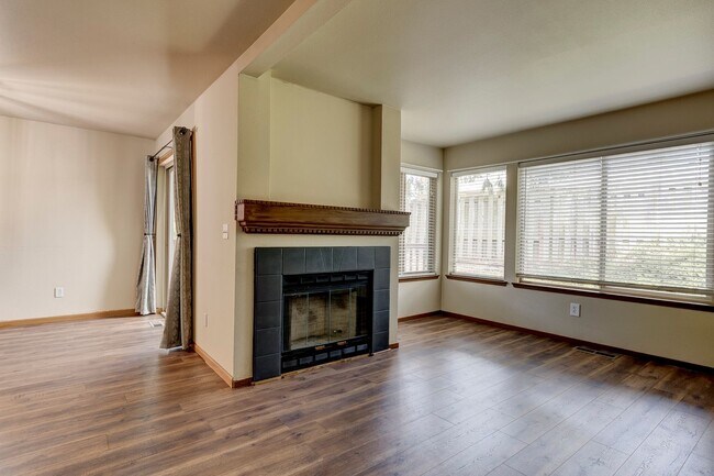 Building Photo - 3 Bedroom and 2.5 Bath End Unit Townhouse
