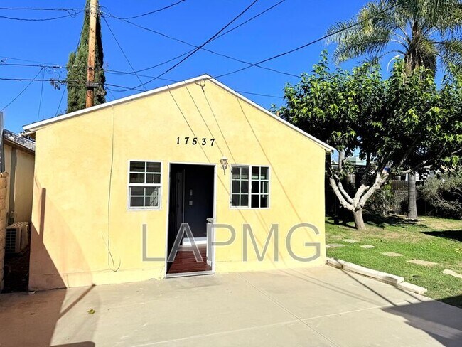 Building Photo - 17535-17537 Baltar Street