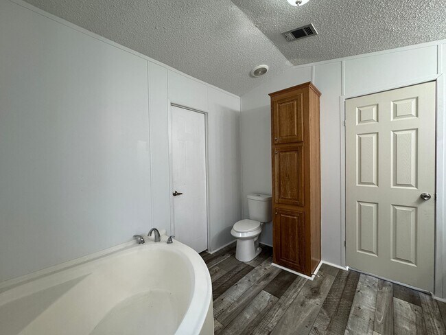 Building Photo - 16206 Wood Dr