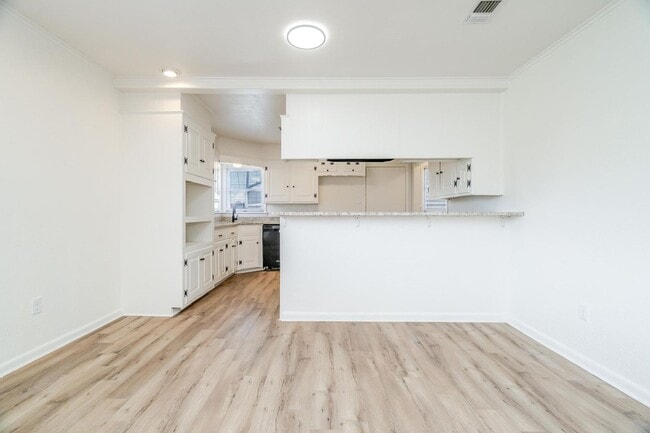 Building Photo - Super nice 5 Bedroom 3 bath property for r...