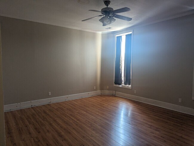 Building Photo - Huge Two+ Bedroom/Two Full Bath Apartment ...