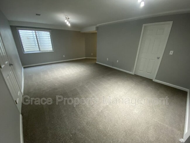 Building Photo - 930 Button Rock Dr