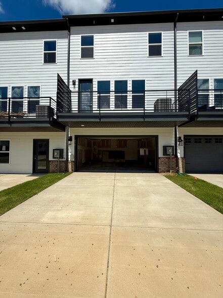 2 car garage and 2 car driveway - 414 Silver Star Blvd
