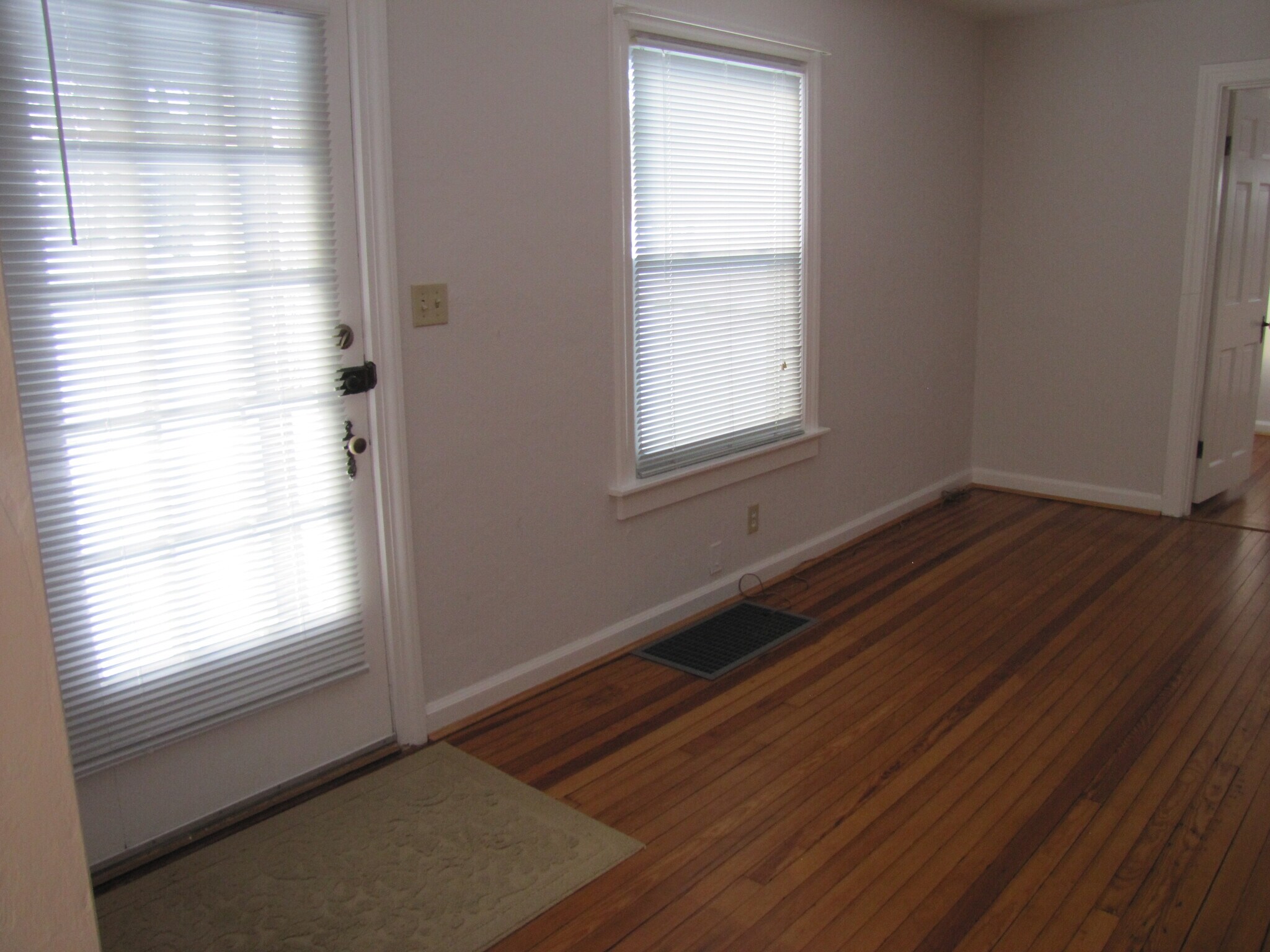 Building Photo - 9982 Zig Zag Rd