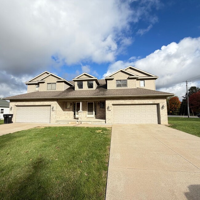 Primary Photo - Large 3 bedroom duplex - move in ready!