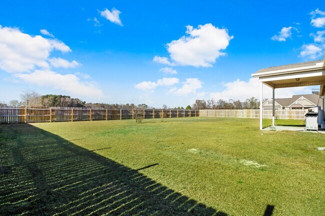 Building Photo - CHARMING ROSEWOOD HOME! 3 BR 2 BA w/ FENCED-IN BACKYARD