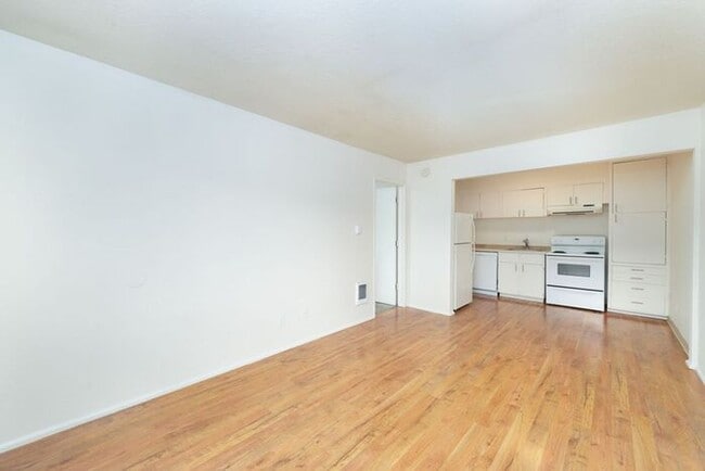 Building Photo - 1 bedroom available now!! Mid town!