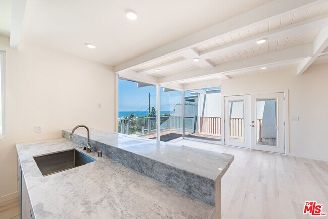 Building Photo - 7275 Birdview Ave
