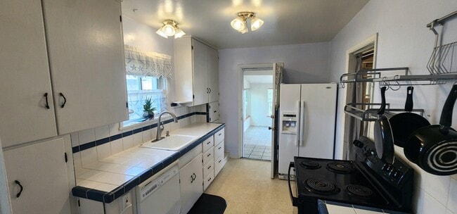 Building Photo - 122 Ginkgo St S