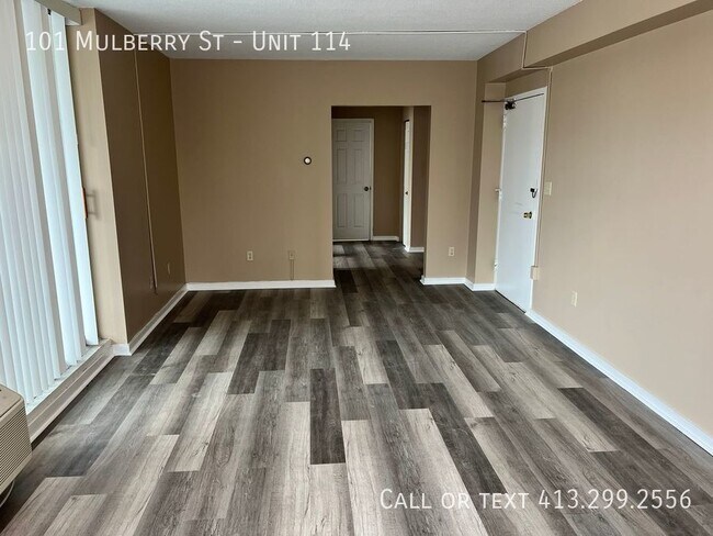 Building Photo - Updated Two Bedroom Condo On Springfield's...