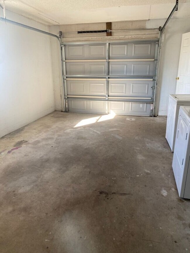 Building Photo - 2 Bed 1 Bath Home | Single Car Garage | Pet Friendly with Fenced Yard | Washer Dryer Hook Ups | S...