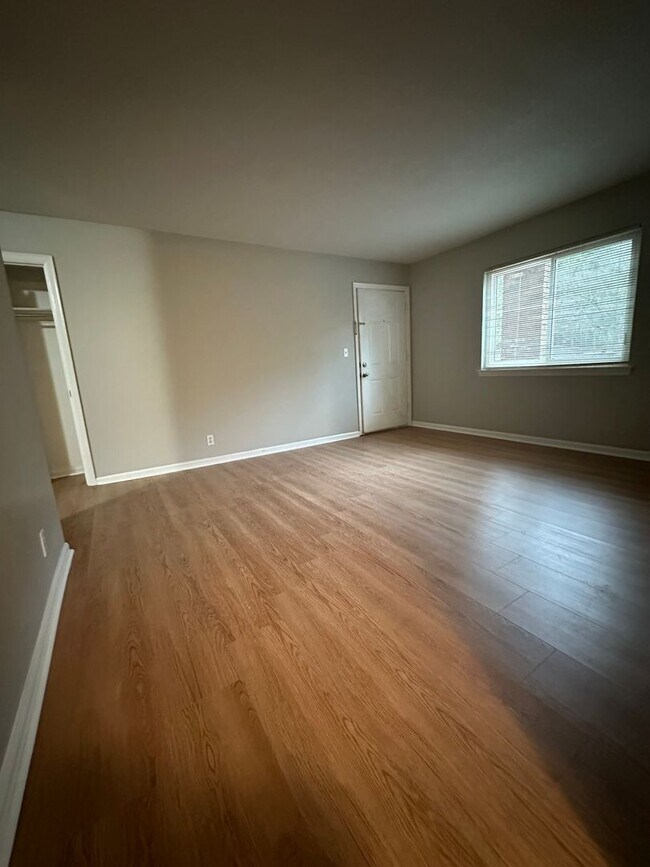 Building Photo - 3340 Pinewood Ave